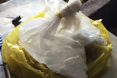 Tin hot an toàn thực phẩm ngày 29/4: Dừa trắng 'nõn' sau 7 ngày nhờ bột ăn mòn da tay