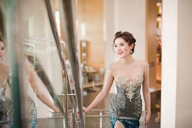 Á hậu Huyền My khoe vòng một sexy với váy 230 triệu đồng