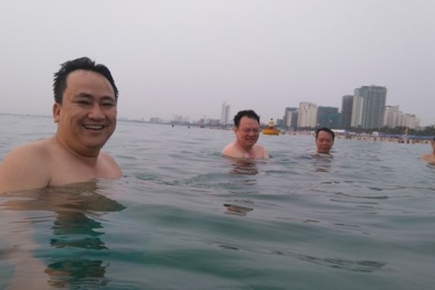 Cán bộ Tài nguyên-Môi trường Đà Nẵng cùng tắm biển trấn an người dân