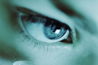 Khám phá loại kính áp tròng có thể quay video chỉ bằng cái... chớp mắt