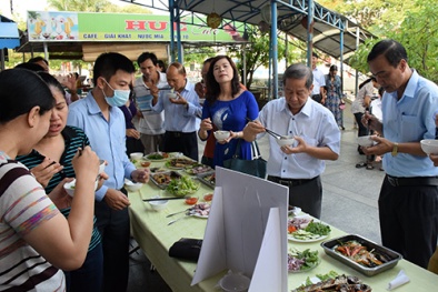 Lãnh đạo tỉnh Thừa Thiên Huế cùng ăn cá biển với dân
