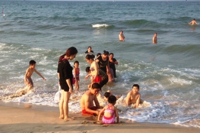 Biển Quảng Bình đông vui trở lại sau khi có kết luận an toàn