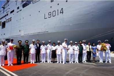 Tàu đổ bộ lớn thứ hai của Pháp vừa cập cảng Cam Ranh