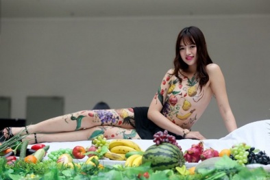 Người đẹp khỏa thân 'mời gọi' thực khách dùng bữa