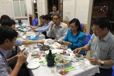 Ảnh ăn hải sản Hà Tĩnh hàng ngàn lượt thích trên Facebook của bà Kim Tiến 