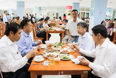 Bữa cơm hải sản 'sạch bách' của Chủ tịch Đà Nẵng và 1.000 cán bộ