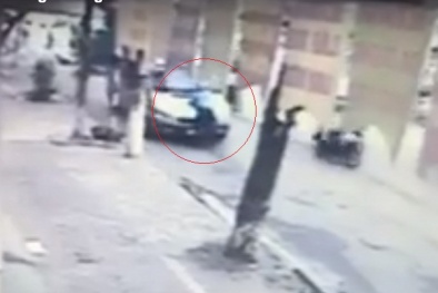 Lái xe 16 chỗ hất tung Thanh tra giao thông lên nắp capo