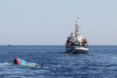 34 ngư dân lao mình xuống sóng biển lạnh lẽo khi bị tàu lạ đâm chìm ở Hoàng Sa