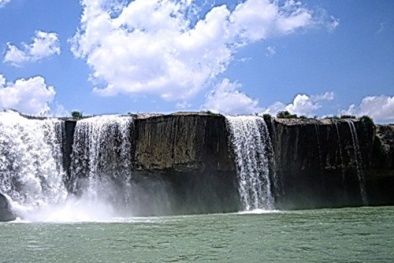 Đắk Nông: Nạn nhân rơi xuống thác nước vì chụp ảnh vẫn 'bặt vô âm tín'