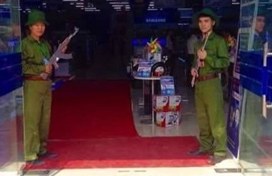 Trần Anh lại gây “sốc”: Nhân viên mặc quân phục, bồng súng ở cửa siêu thị
