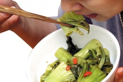 Ăn dưa, cà muối trong đồ nhựa dễ bị... ung thư