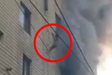 Clip: Cận cảnh mẹ thả 3 con từ tầng 4 xuống để thoát khỏi đám cháy