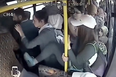 Clip: Gã 'yêu râu xanh' bị chị em phụ nữ đánh hội đồng trên xe buýt