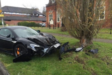 Đại gia đốt tiền khi siêu xe tiền tỷ bị phá nát chỉ 10 phút sau khi mua