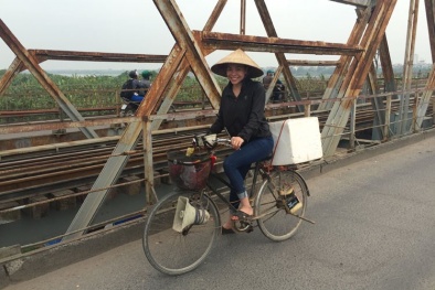 Trà Ngọc Hằng 'trở về quá khứ' khi tự đạp xe đi xin nước gạo về nuôi lợn