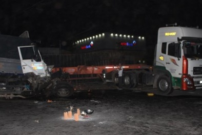 1 giờ nỗ lực đưa thi thể tài xế xe tải ra ngoài sau cú đâm 'trời giáng' của container