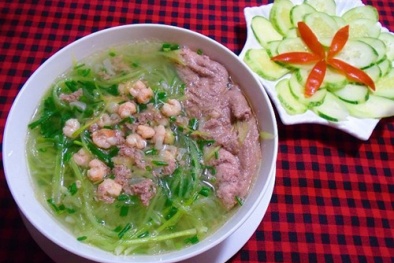 'Thì thụp' chồng chan vợ húp với món canh bầu nấu tôm cho ngày nóng