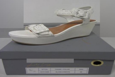 Châu Âu thu hồi hàng loạt dép sandal chứa hóa chất có thể gây lở loét chân tay