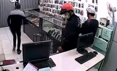 Clip: Băng trộm vác gạch đập tủ cướp điện thoại
