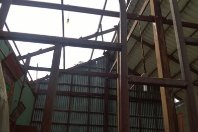 'Câm nín' nhìn hàng chục nhà sập, tốc mái tan hoang sau trận giông đầu mùa