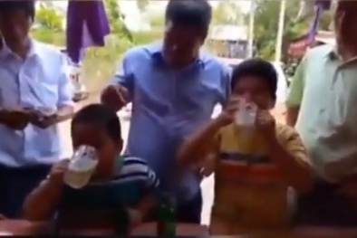 Clip: Hai bé 7 tuổi Việt Nam thi uống bia lên báo nước ngoài