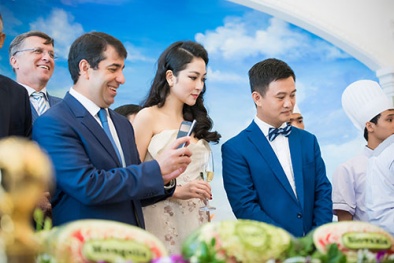 HH Nguyễn Thị Huyền và đại sứ nước ngoài ăn cá ủng hộ ngư dân Việt Nam