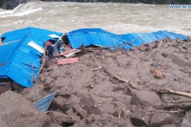  Vụ lở đất kinh hoàng ở Trung Quốc: Bới từng mét đất tìm 35 người mất tích