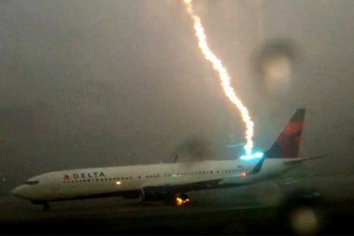 Máy bay bị sét đánh giữa trời đêm, hành khách hớn hở lên MXH ‘khoe chiến tích’