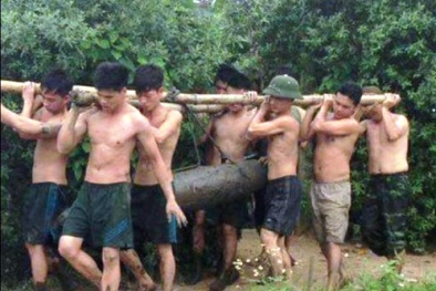 Phát hiện 4 quả bom nằm 'chình ình' dưới ao khi tát cá, vét bùn 