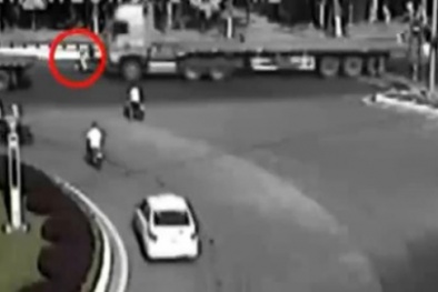 Clip: Phát hiện tài xế đâm chết người qua camera giao thông