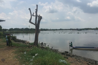 Bí ẩn thi thể nam giới mặc áo trắng lập lờ trôi theo nước sông Sài Gòn