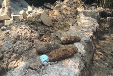 Đào móng 'tá hỏa' vớ trúng hàng chục đạn cối 60 ly nằm đè lên nhau