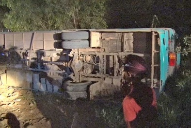 3 giờ 'địa ngục' của gần 20 công nhân trên chiếc xe lật ngang nhiều vòng