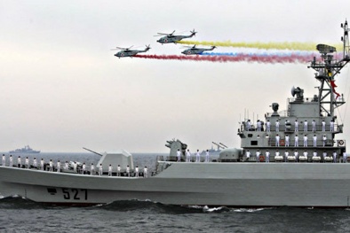 Máy bay, tàu chiến Trung Quốc rầm rộ ra Biển Đông ‘dằn mặt’ khu trục hạm Mỹ