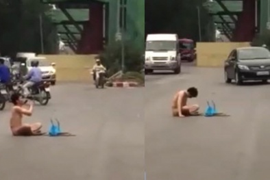 Người đàn ông khấn vái giữa đường phố Thủ đô trong trạng thái 'trần truồng'