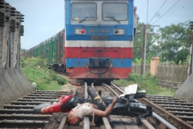  Tai nạn đường sắt ở Hà Nam: Tàu đâm trực diện, người đàn ông tử vong