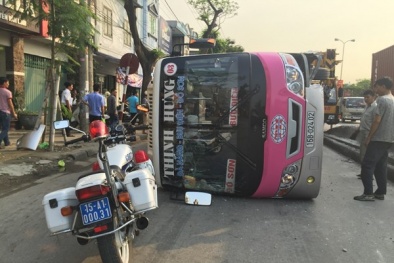 Xe buýt ‘phơi bụng’ giữa đường, dân cuống quýt phá cửa cứu người