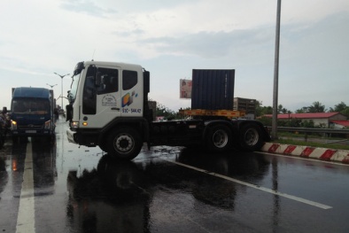 Nghìn phương tiên chôn chân vì xe container nằm vắt ngang dải phân cách