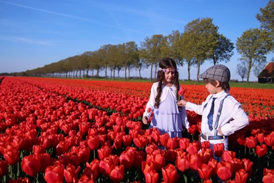 Ngắm những thiên thần Việt bên vườn hoa tulip rực rỡ ở Hà Lan