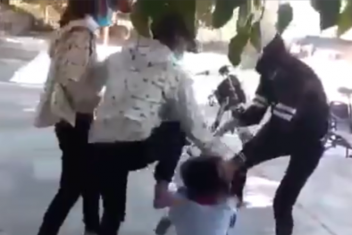 Bật khóc nghe nữ sinh bị đánh hội đồng van lơn giữa ‘mưa’ đấm đá túi bụi