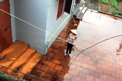 Quảng Ninh: Dân Uông Bí hoang mang vì 'chất lạ' đen sì từ trên trời rơi xuống