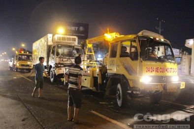 Bốn xe ô tô tông đuôi nhau liên hoàn, tài xế kêu cứu lạc giọng trong cabin