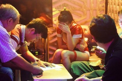 Nhân viên quán bar mặc bikini cùng khách phê shisha chạy loạn vì cảnh sát