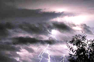 Dự báo thời tiết ngày mai 15/5/2016: Bắc Bộ mưa dông, biển động mạnh 