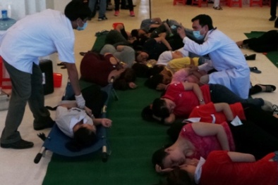 Tin an toàn thực phẩm ngày 14/5: Hơn 50 công nhân nôn ói, ngất xỉu sau khi ăn gà chiên