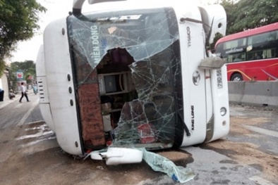 Cả chục người kêu gào thảm thiết trong chiếc xe khách lật 'chỏng chơ' giữa đường