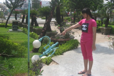 Chơi đùa trong công viên, bé trai bị điện giật chết thảm, tay dính chặt vào cột đèn