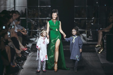 Diva Hồng Nhung lần đầu cho hai con lên sàn diễn thời trang 