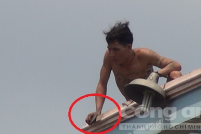 Hoảng loạn bỏ chạy khi thanh niên cầm dao xông vào nhà, trèo lên sân thượng múa may