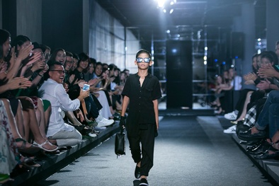 Hồ Ngọc Hà thích thú ngắm hai quý tử nhà Hoa hậu Hà Kiều Anh chất lừ đi catwalk